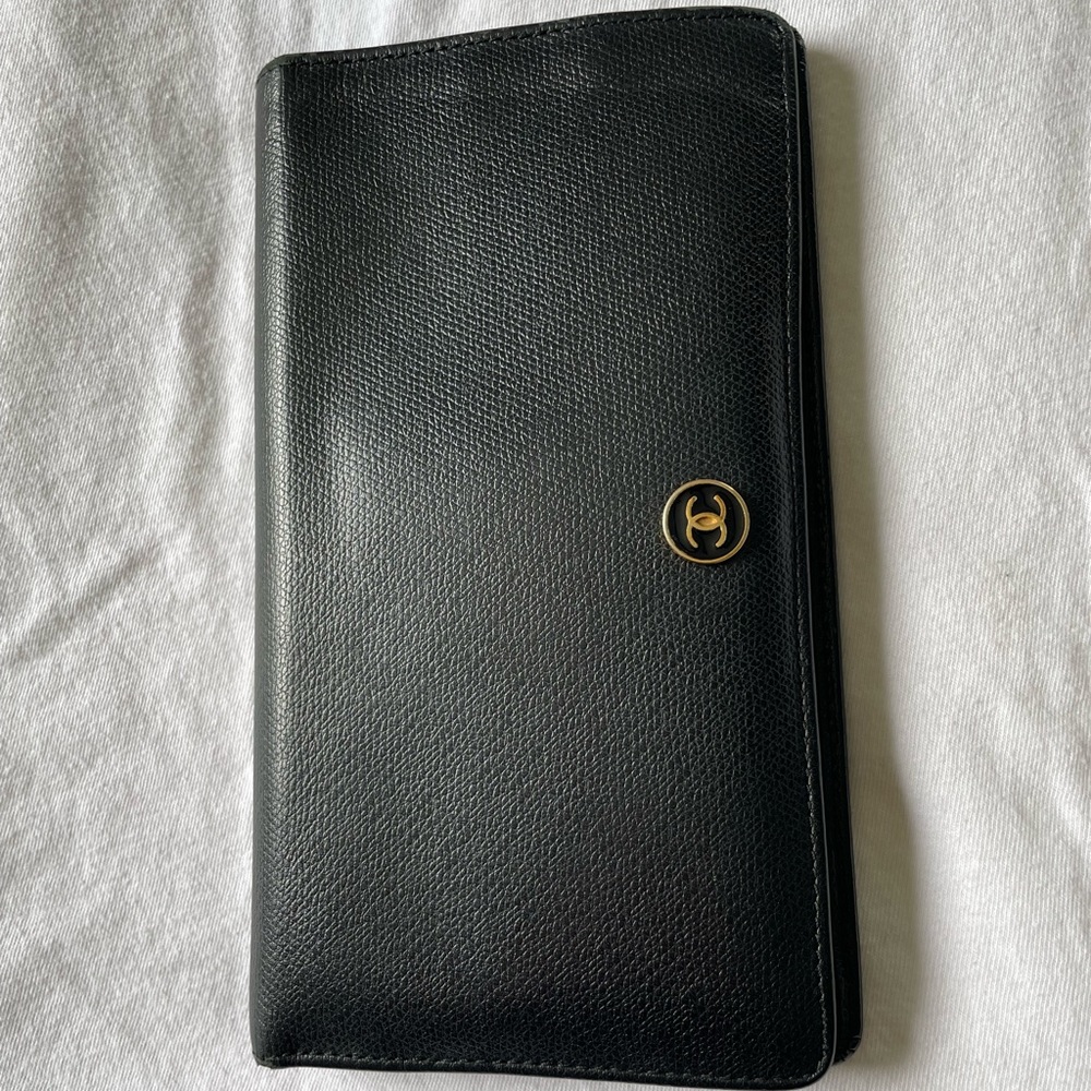CHANEL Authentic CC Coco Leather Bifold Wallet

Excellent condition